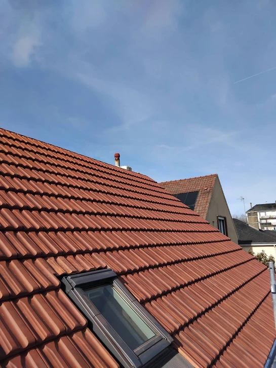 Toiture neuve en tuiles romanes rouge brique, vue en plongée