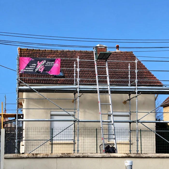 Chantier de réfection de toiture en extérieur, vue en plongée