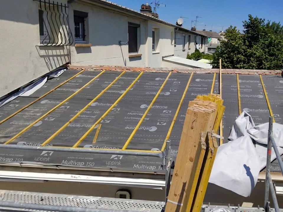 Chantier de réfection de toiture en extérieur, vue en plongée