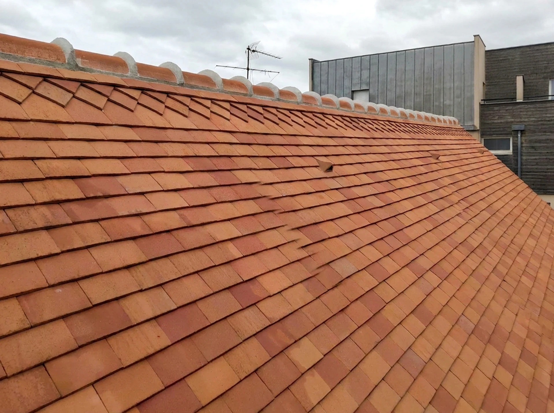 Chantier de réfection de toiture en cours, vue extérieure en plongée