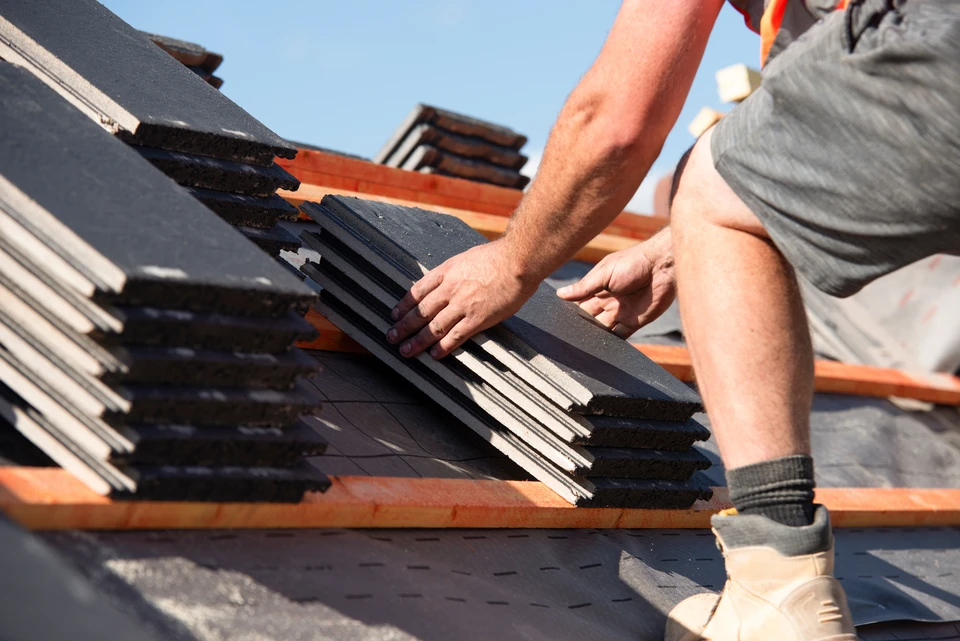 Chantier de rénovation extérieure, vue en contre-plongée