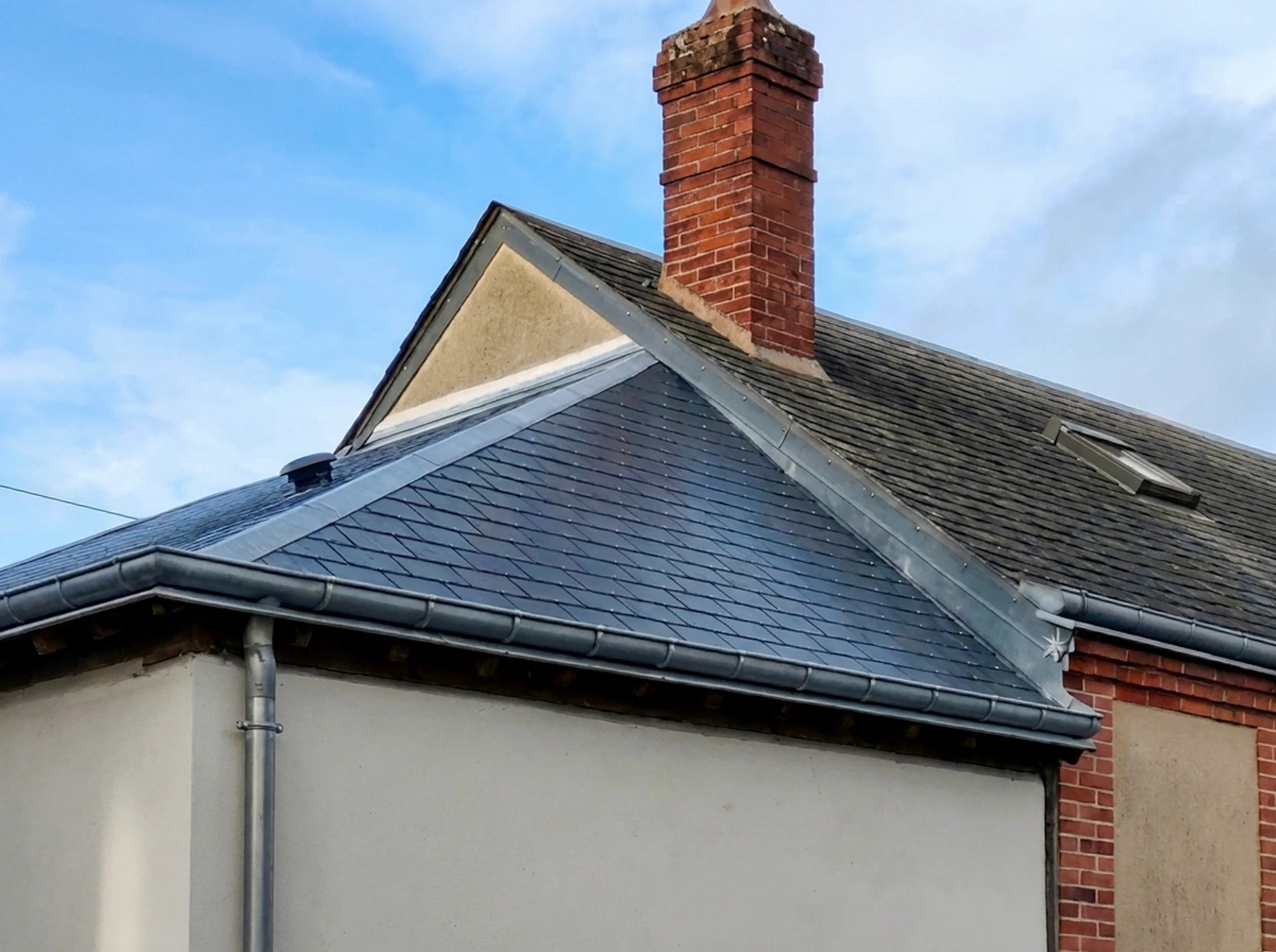 Vue extérieure en contre-plongée d'un pignon de maison individuelle
