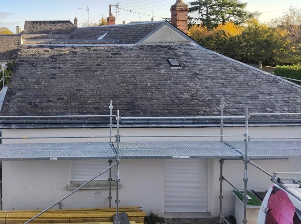 Chantier de réfection de toiture en extérieur, vue en plongée