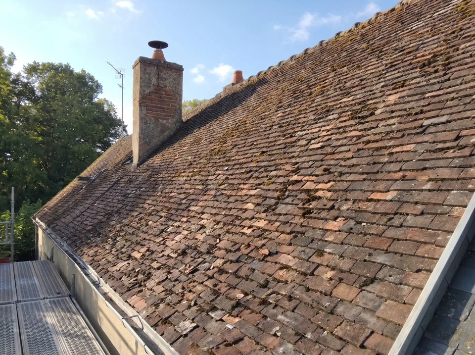 Chantier de réfection de toiture en cours, vue extérieure de dessus